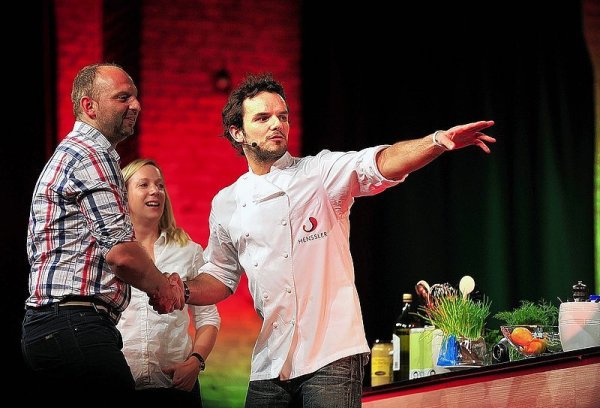 Steffen Henssler (r.) ist Spitzenkoch und Sushiexperte. Marcus hingegen ist ein Flop am Herd. Auszubaden hat das seine Verlobte Eva. - © FOTO: ANDREAS FRÜCHT