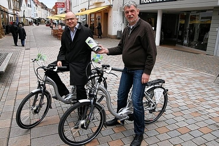 Tourismusexperte Tobias Valentien (l.) und Fahrradspezialist Udo Schwarz. - © FOTO: MATTHIAS BUNGEROTH