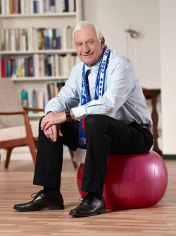 Handball-Fan: Den Schal des TBV Lemgo trägt Cajus Julius Caesar gern. - © Privat