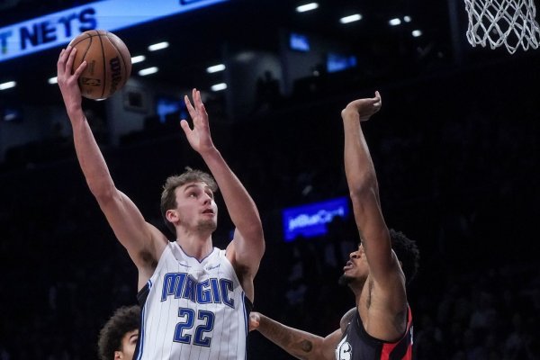 Die Orlando Magic um Franz Wagner (l) kassierten nach zuvor neun Siegen in Serie wieder eine Niederlage. - © Bebeto Matthews/AP