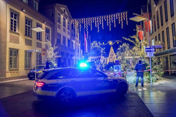 Polizeibeamte sichern den Weihnachtsmarkt ab. - © Kohls/SDMG/dpa