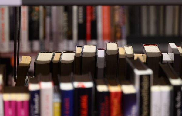 Sonntags ein Buch ausleihen oder in der Bibliothek stöbern? Bislang ist das nicht möglich. - © Robert Michael/dpa