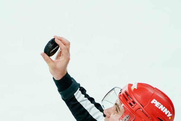 Ein Schiedsrichter hält den Puck in der Hand. - © Uwe Anspach/dpa/Symbolbild