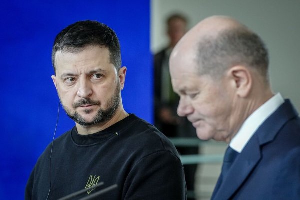 Dank an Deutschland: Dessen Unterstützung sei vielfältig, sagt Wolodymyr Selenskyj, hier bei einem Treffen mit Olaf Scholz im Februar. - © Kay Nietfeld/dpa