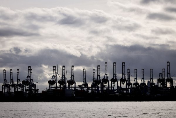 Hochgeklappte Containerbrücken im Hamburger Hafen. - © Christian Charisius/dpa