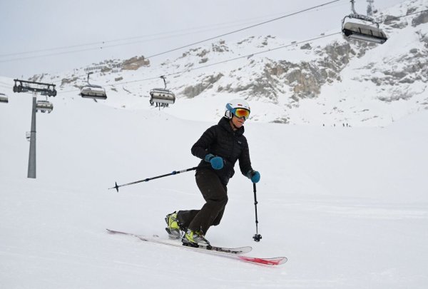 Verschwindet die natürliche Schneedecke komplett? Einer Studie zufolge fällt der Rückgang in tieferen Lagen besonders stark aus. - © Angelika Warmuth/dpa