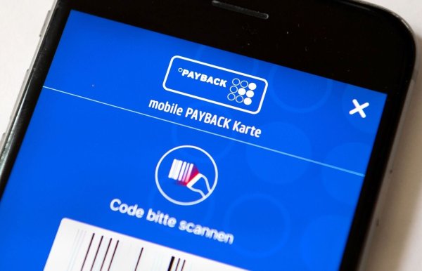 Die Payback-App auf einem Smartphone: Das Unternehmen hat Edeka und die Sparkassen als künftige Partner gewonnen. - © Sina Schuldt/dpa