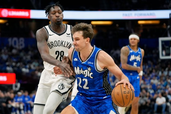 Orlandos Franz Wagner (r) im Duell mit Dorian Finney-Smith von den Brooklyn Nets. - © John Raoux/AP/dpa