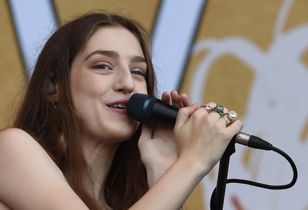 Die britische Sängerin Birdy, die mit bürgerlichem Namen Jasmine Van Den Bogaerde heißt, tritt beim «Frequency 2017» auf. Ihr neues Album heißt «Portraits». - © Herbert P. Oczeret/APA/dpa