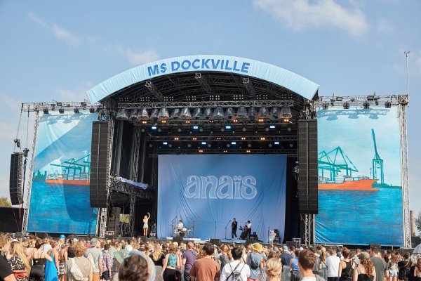 Die Sängerin Anais steht auf der Bühne Großschot auf dem Festivalgelände des MS Dockville. - © Georg Wendt/dpa