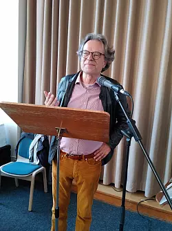 H&ouml;rfunkjournalist Ralph Sina bei seinem Vortrag in Detmold. - &copy; Deutsch-franz&ouml;sische Gesellschaft Detmold