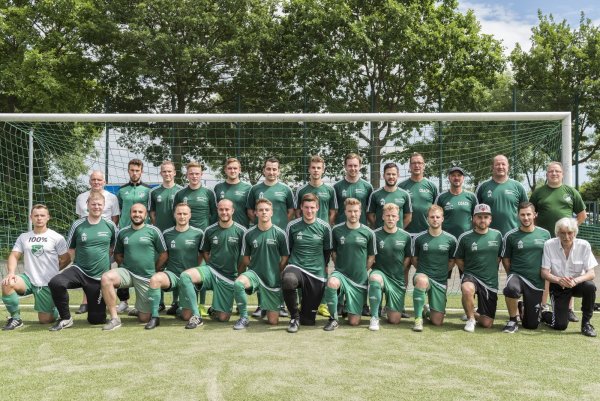 Gratulation: Der TuS Ahmsen sicherte sich mit einem 7:0 im abschließenden Match gegen Wüsten II die Meisterschaft in der Gruppe 2 der Fußball-Kreisliga B Lemgo und steigt ins Kreisoberhaus auf. - © Egon Penner
