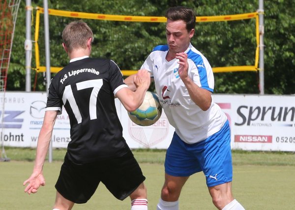 Kampf um den Ball: Asemissens Jannis Pehle und Lipperreihes Joshau Vormbrock. - © Paul Cohen