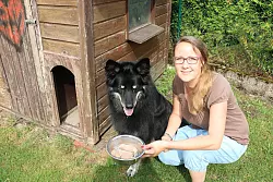Kann sich heute auf Hähnchenbrust freuen: Mischlingsrüde Shiva mit Besitzerin Verena Mischka. - © Guntmar Wolff