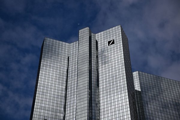 Deutschlands größte Bank hat ein starkes erstes Halbjahr hinter sich. - © Arne Dedert/dpa
