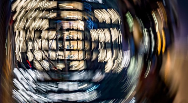 In der Finanz- und Versicherungsbranche wird am häufigsten länegr gearbeitet als vereinbart. - © Frank Rumpenhorst/dpa