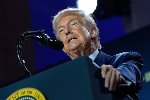US-Präsident Donald Trump will weniger Leitplanken für amerikanische KI. - © Julia Demaree Nikhinson/AP/dpa