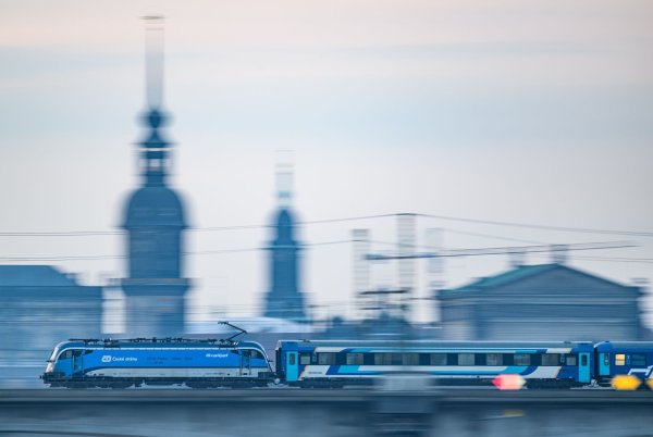 Ein Eurocity-Zug fährt durch Dresden. In einem Teil der Züge wird es weiterhin die beliebten Speisewagen mit frisch gekochtem Essen geben. (Archivbild) - © Robert Michael/dpa/dpa-tmn
