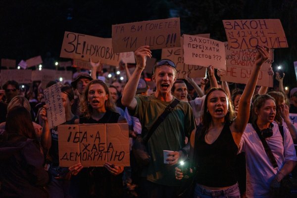 In der Ukraine führte ein neues Gesetz, das die Unabhängigkeit von Antikorruptionsbehörden beschränkt, zu landesweiten Protesten. - © Alex Babenko/AP/dpa