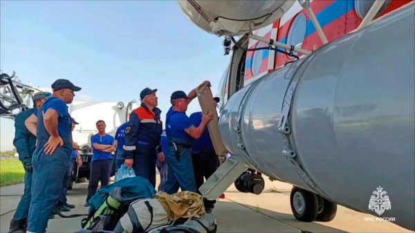 Die Absturzstelle in der Taiga ist für die Helfer schwer zu erreichen. - © Uncredited/Russia Emergency Situations Ministry press service/AP/dpa