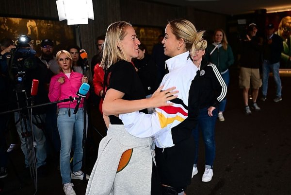 Sehen sich beim FC Bayern wieder: Stürmerin Lea Schüller (l) und Kapitänin Giulia Gwinn. - © Sebastian Christoph Gollnow/dpa