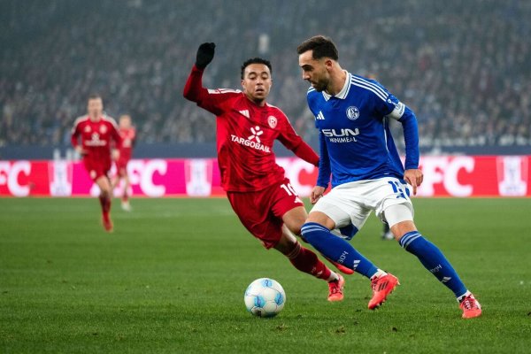 Schalke und Düsseldorf lieferten sich viele packende Zweikämpfe. - © Marius Becker/dpa