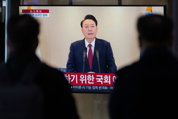 Menschen schauen auf einen Fernsehbildschirm, der die im Fernsehen übertragene Ansprache des südkoreanischen Präsidenten Yoon Suk Yeol an einem Busbahnhof zeigt. Ein zweiter Amtsenthebungsantrag gegen Yoon hat die benötigte Zweidrittelmehrheit in der Nationalversammlung erreicht. (Archivbild) - © Lee Jin-man/AP/dpa