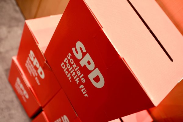 Nach Angaben der SPD wurde ein Parteimitglied zu Boden gestoßen und in Gesicht und Bauch getreten. (Symbolbild) - © Matthias Bein/dpa