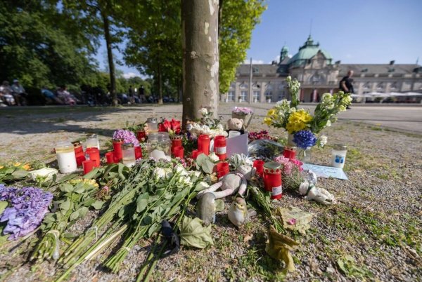 Nach der Tat im Kurpark von Bad Oeynhausen hatten die Menschen Blumen, Kerzen und handgeschriebene Trauerbekundungen an einem Baum niedergelegt. Jetzt beginnt der Prozess. - © Str/dpa