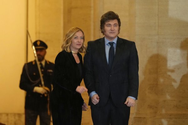 Argentiniens Präsident Javier Milei ist jetzt auch Italiener. Italiens Ministerpräsidentin Giorgia Meloni verlieh ihm die Staatsbürgerschaft. - © Alessandra Tarantino/AP/dpa