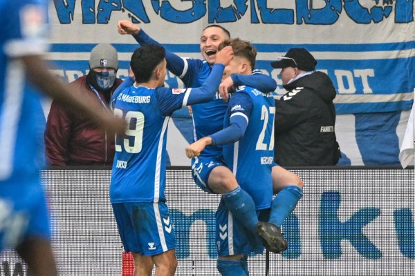 Die Magdeburger jubeln nach dem Führungstor zum 1:0 von Philipp Hercher. - © Christophe Gateau/dpa