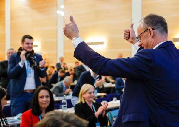 CDU-Chef Friedrich Merz versprach bei seiner Nominierung zum Spitzenkandidaten in Nordrhein-Westfalen die im Wahlprogramm genannten Steuersenkungen. - © Thomas Banneyer/dpa