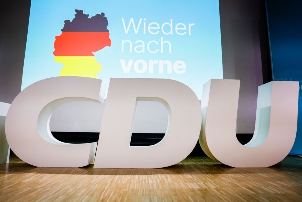Die CDU Nordrhein-Westfalen gibt dem Kanzlerkandidaten der Union, Freidrich Merz, Rückenwind. - © Thomas Banneyer/dpa