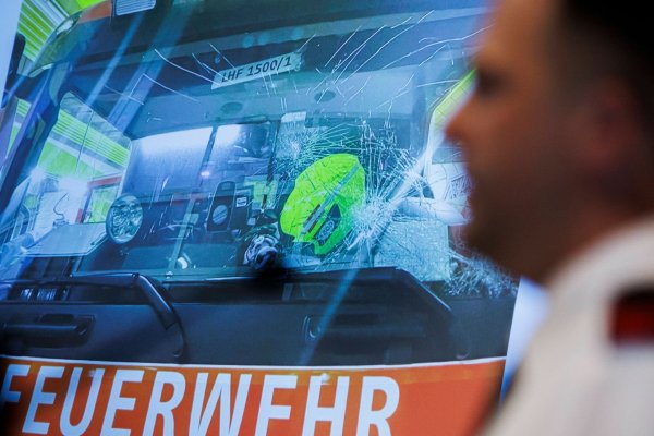 Feuerwehren wollen Gewalt gegen Einsatzkräfte nicht hinnehmen und fordern weitere Konsequenzen. (Archivbild) - © Carsten Koall/dpa