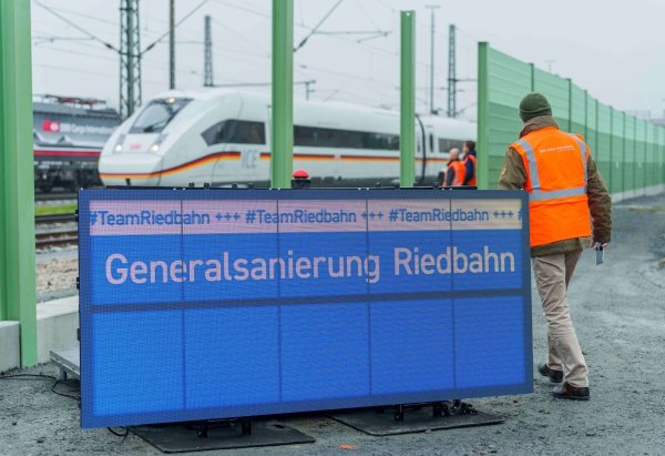 Riedbahn soll schon am Samstag wieder öffnen - © Andreas Arnold/dpa