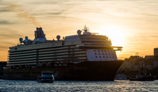 «Mein Schiff 6» - © Foto: Christophe Gateau/dpa