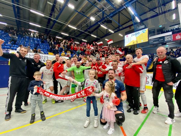 Ausgelassene Stimmung nach Abpfiff: Der FC Augustdorf ist LZ-Cup-Sieger 2020. - © Niklas Böhmer