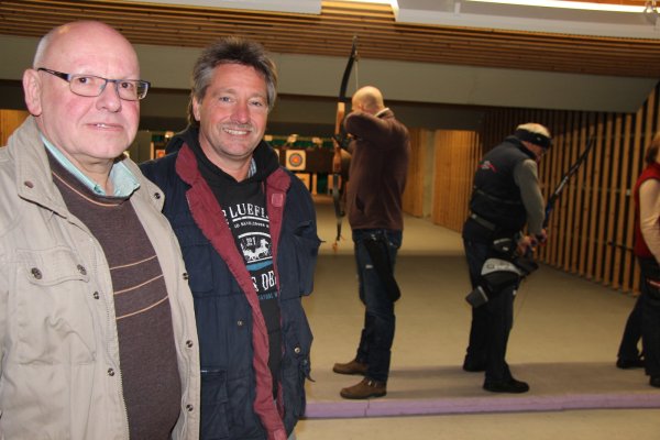 Neues Führungsduo: Fred Meier (links) und Detlef Bollhöfer im Schießstand. Die Anlage ist gerade auf den neuesten Stand der Technik gebracht worden. Im Hintergrund trainieren die Bogenschützen. - © Kantelberg