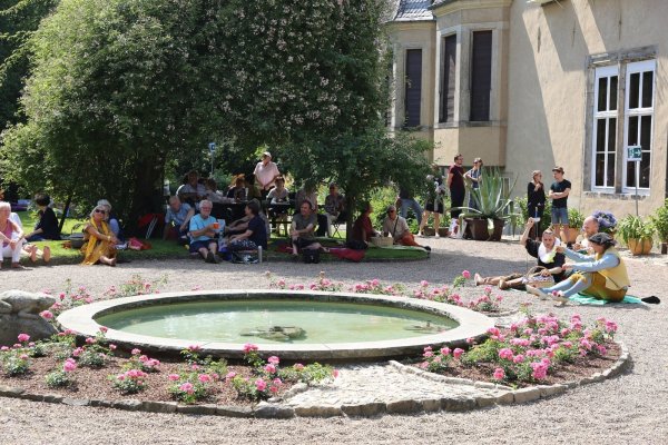 Die Gärten am Residenzschloss standen den Picknickgästen zur Verfügung. Sie machten es es sich in der Sonne oder im Schatten bequem, um unter freiem
Himmel Kulinarisches zu genießen sowie Musik und Schauspiel zu erleben. - © Alina Hetland