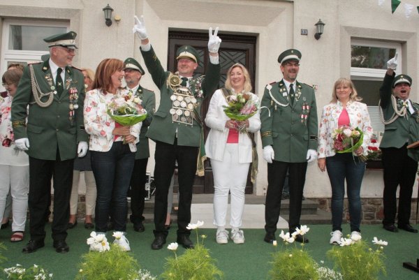 Es strahlt und grüßt der neue Bösingfelder Schützenthron: (von links) Ralf Klemme (Thronoffizier), Cornelia Dreier (Hofdame), das Königspaar Burkhard I. Dreier und Kathrin I. Klemme, Björn Semper (Adjudant) und Natascha Semper (Hofdame). - © Sylvia Frevert