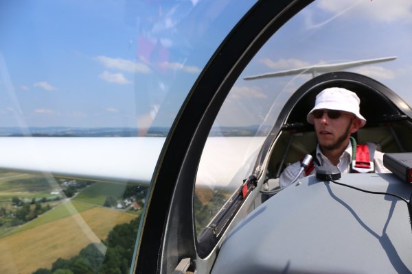 In der Luft: Fluglehrer Philipp Spalting sitzt hinten im Flugzeug und erklärt seinem Gast das Prinzip der Aufwinde. - © Alina Hetland