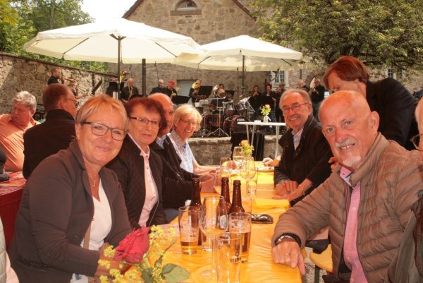 Gute Laune: Rund 250 Gäste genießen das Musikevent auf der Burg Sternberg. - © Sylvia Frevert
