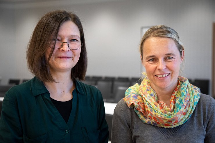 Monika Klapper und Martina Kroos haben von ihrem Arbeitsplatz aus in Bad Salzuflen gesehen, wie ein Mann zusammengesackt ist. - © Torben Gocke