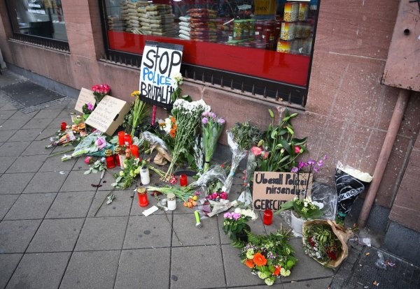 Gedenken am 3. Mai 2022 nach dem tödlichen Polizeieinsatz in Mannheim. - © René Priebe/PR-Video/dpa