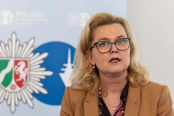 Die Düsseldorfer Polizeipräsidentin Miriam Brauns bei der Pressekonferenz zum Schlag gegen die kriminelle Handelsplattform «Crimemarket». - © Christoph Reichwein/dpa