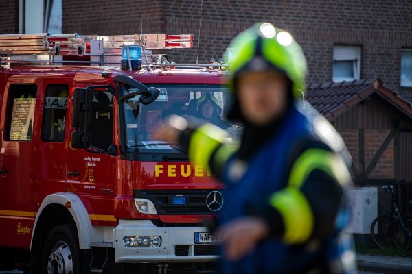 Ein Fahrzeug der Feuerwehr fährt an dem Einsatzort vor und wird vom Wehrführer eingewiesen. - © David Inderlied/dpa/Symbolbild