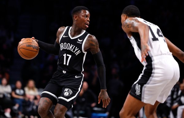 Dennis Schröder (l) von den Brooklyn Nets erzielte 23 Punkte gegen die Atlanta Hawks. - © Noah K. Murray/AP/dpa
