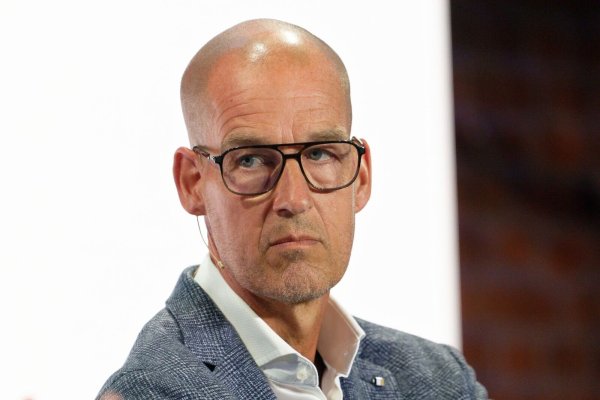 Carsten Cramer, Geschäftsführer Borussia Dortmund, sitzt am zweiten Tag des Zukunftskongresses #neuland zum Thema "Deutschlands Zeitenwende in der Wirtschaft und im Sport" auf der Bühne. - © Henning Kaiser/dpa