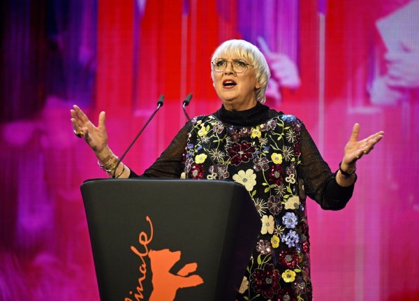 Claudia Roth, die Staatsministerin für Kultur und Medien, am Eröffnungsabend der Berlinale. - © Monika Skolimowska/dpa