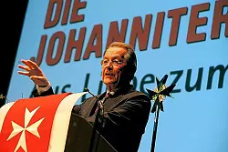 Festredner Franz M&uuml;ntefering rief beim Neujahrsempfang der Johanniter-Unfall-Hilfe zum Engagement f&uuml;r eine soziale Gesellschaft auf. - &copy; FOTOS: RAIMUND VORNB&Auml;UMEN